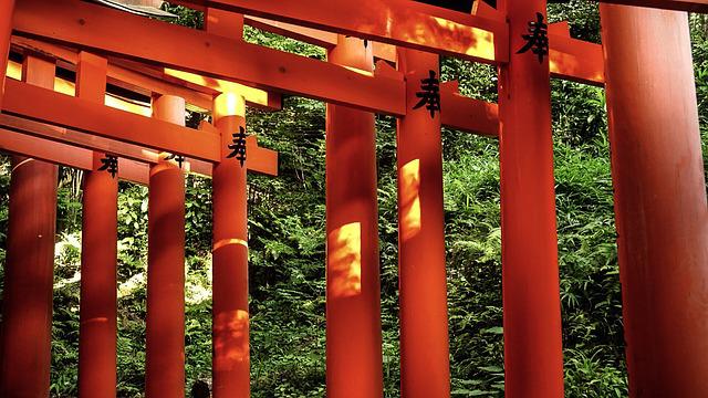 恋人や家族連れが多く行く神社を参拝する