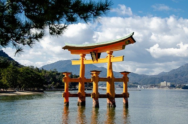 神社に行って縁結び祈願をする